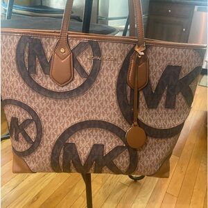 Michael Kors tote hand bag B shape outside in great shape
